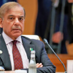 اسلام آباد (ڈیلی کوثر): وزیراعظم شہباز شریف نے اعلان کیا ہے کہ پاکستان مشرق وسطیٰ میں جاری بحران کے خاتمے کے لیے بامقصد مذاکرات کی میزبانی کے لیے تیار ہے۔ وزیراعظم نے کہا کہ امریکا اور ایران کی رضامندی کی صورت میں مذاکرات کی میزبانی کرنا پاکستان کے لیے باعث فخر ہے اور خطے و دنیا میں امن و استحکام کے قیام کے لیے مذاکرات انتہائی ضروری ہیں۔ انہوں نے مزید کہا کہ پاکستان مشرق وسطیٰ میں جنگ کے خاتمے کے لیے جاری مذاکراتی کوششوں کا خیرمقدم کرتا ہے اور تنازع کے جامع حل اور بامعنی مذاکرات کی میزبانی کے لیے تیار ہے، جسے پاکستان اپنے لیے اعزاز سمجھتا ہے۔ خیال رہے کہ گزشتہ روز وزیراعظم شہباز شریف اور ایرانی صدر مسعود پزشکیان کی ٹیلیفونک گفتگو میں خطے میں قیام امن کے لیے پاکستان کے تعمیری کردار کو جاری رکھنے پر اتفاق کیا گیا۔ رپورٹس کے مطابق اگلے ہفتے اسلام آباد میں ممکنہ مذاکرات میں جے ڈی وینس، وٹکوف اور جیرڈ کشنر ایران کی نمائندگی کر سکتے ہیں۔ پاکستانی دفتر خارجہ کے ترجمان کا کہنا ہے کہ اگر تمام فریقین رضامند ہوں تو پاکستان مذاکرات کی میزبانی کے لیے تیار ہے۔